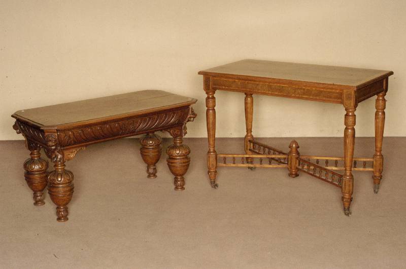 Wand- bzw. Beistelltisch, England, um 1880, viktorianisch, Mahagoni massiv, z.T. furniert, Beine auf Rollen, galeriefÖrmige Verstrebung, Platte ...