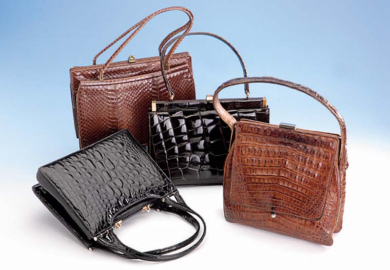 Konvolut 4 Krokotaschen, 70er Jahre, hellbraun, braun und schwarz, z.T. Glanz- optik, Gebr.-Spuren, GrÖßen von 26 x 16.5 cm bis 23 x 18 cm