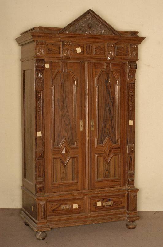 2-tÜriger Schrank, deutsch/Neustadt/Speyer, um 1880/90, komplett auf Rahmen gearbeitet, Weichholz, aufgesetzte Schnitzereien im FrÜhbarockstil, ...
