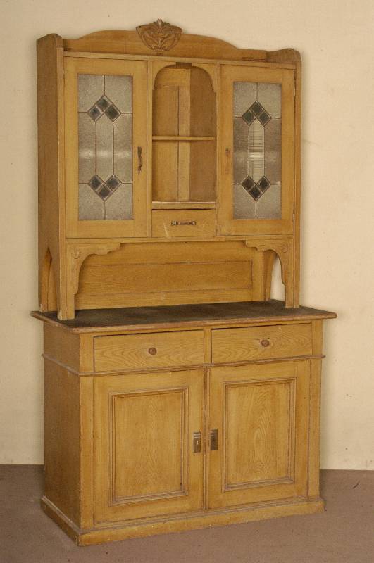 Jugendstilaufsatzschrank, deutsch/Pfalz, um 1905, Korpus Weichholz, Kammziehmalerei von hervorragender QualitÄt, Oberteil verglast, z .T. ...