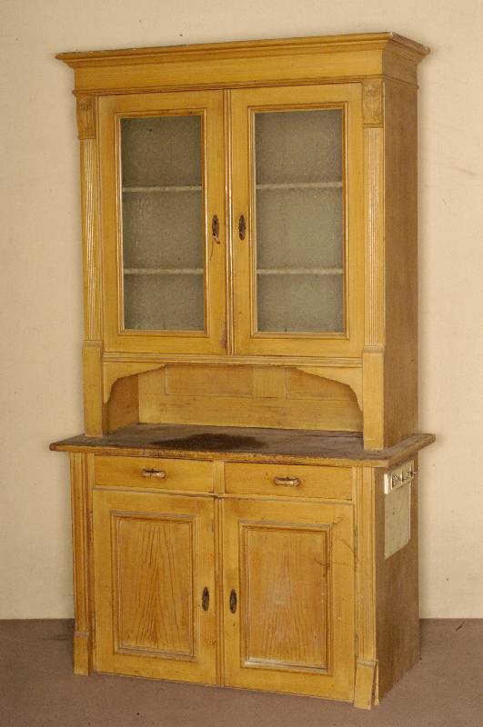 Aufsatzschrank, deutsch, um 1895/1900, Korpus Weichholz, aufgesetzte Leisten, diese vielfach gerillt, AbschlÜsse mit Flachschnitzereien im ...