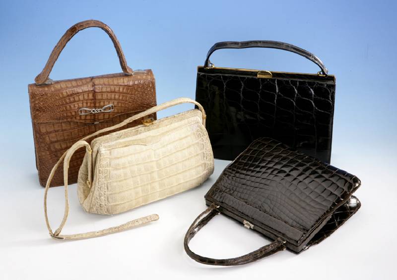 Konvolut 4 Krokotaschen, 70er Jahre, 1 x hellbraun, 1 x schwarz, 2 x beige, 2 x mit Tragegriff, 2 x UmhÄngeriemen, alle mit Gebr.-Sp.