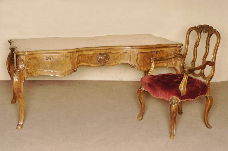 Bureau plat, sÜddeutsch, um 1900/1910, nach dem franzÖsischen Vorbild von 1740/50, in sich 3- bzw. 6-fach geschwungen, Seiten und RÜcken frei ...