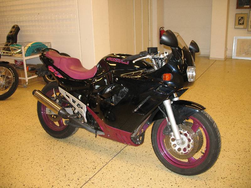 SUZUKI GSX 600 F, Bj. 05/95, erst 8.925 km, 63kW/86PS, abgemeldet seit ?02 mit Original Brief. Lief bis zu diesem Zeitpunkt tadellos! 4 Zylinder ...