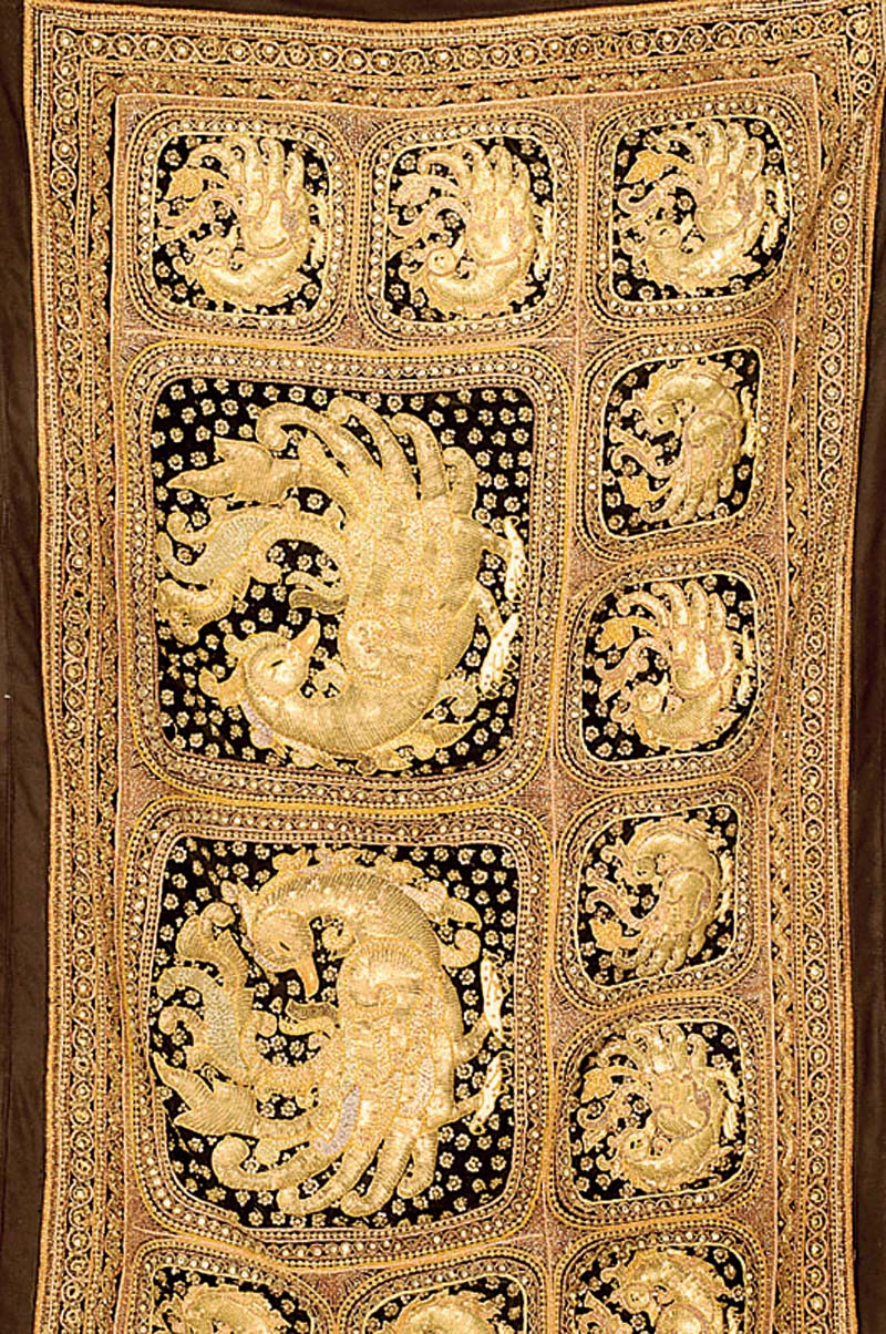 Textil, Asien, um 1930, Metallstickerei, ca. 152 x 90 cm, SchÄtzwert: 1800.- EURO, EHZ: