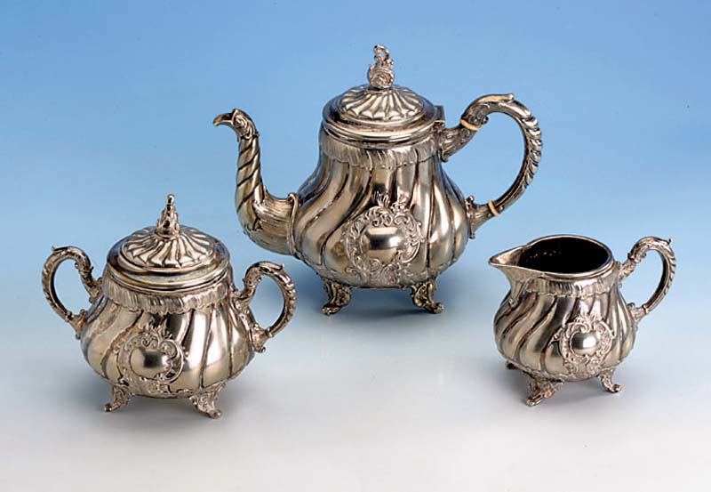 Kaffeeservice, WMF um 1895, Legierung I/0, best. aus: Kaffeekanne (H. ca. 20 cm), Zucker- dose und Sahnegießer, Barockstil, Monogrammfeld frei ...