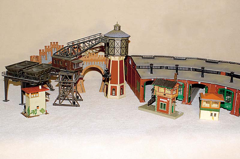 Konvolut ModellbahngebÄude, 90er Jahre, Spur HO, best. aus: Faller "Bekohlungsanlage B 148", Vollmer Ringlokschuppen 6-stÄndig Nr. ...