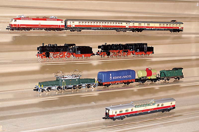 Konvolut Fleischmann Piccolo, wohl 80er Jahre, best aus: Dampflok Nr. 7175 und 7160, beide mit Tender, E-Lok BR 120002-1, dazu 7 GÜterwagen Nr. ...