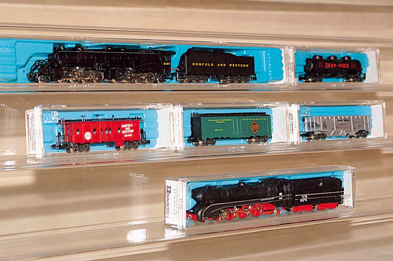 2 Sets Rivarossi, wohl 80er Jahre, Spur N, Amerikanischer GÜterzug (2 Sets), dazu 1 Dampflok mit Tender BR 10 der DB, Fkt. nicht geprÜft, min. ...