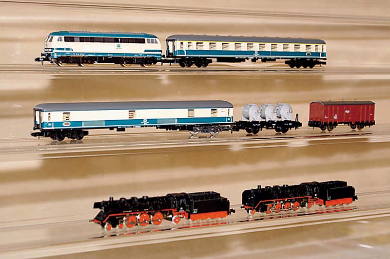 Konvolut Minitrix, wohl 80er Jahre, best. aus: Diesellok Nr. 2059, dazu Pers.wagen 3113 u. 3111, GÜterwagen 3537 und 1 GÜterwage Roco Nr. 02306 ...
