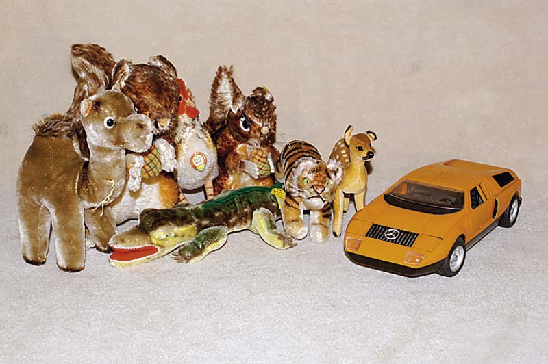 Konvolut Steiff-Tiere, best. aus: Tiger, mit Knopf, ca. 17 cm; Huhn, ca. 17 cm; Rehkitz, mit Knopf, ca. 13 cm; Krokodil, mit Knopf und Fahne, ca. ...