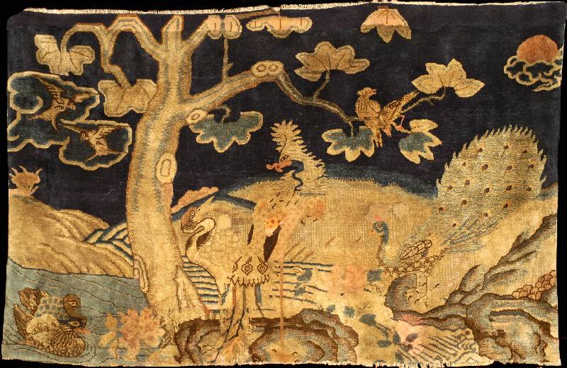 Pow Tow Antik, China, 19.Jahrhundert (um 18 90), gute alte Wolle geknüpft auf Baumwolle, c a. 181 x 115 cm (seltenes Querformat), mittelf eine ...