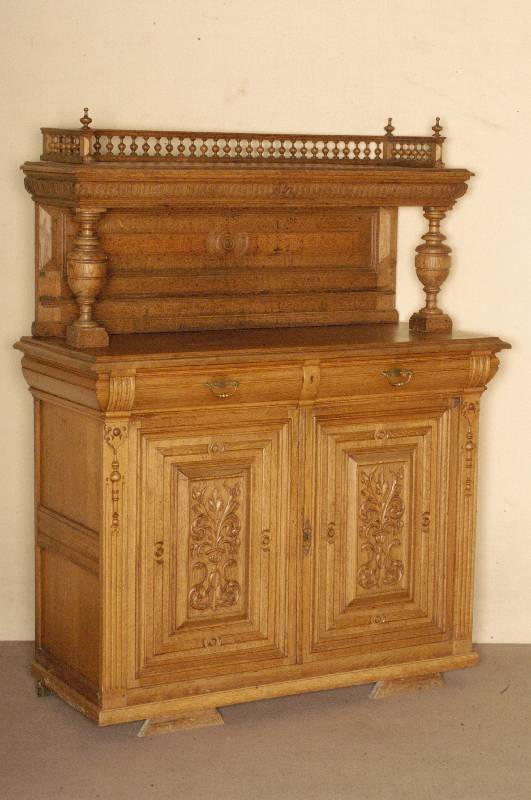 Anrichte mit Aufsatz, deutsch, um 1880, GrÜnderzeit, helle Eiche massiv, 2 TÜren und 2 Schubladen, kassettierte FÜllungsfelder, mit floraler ...