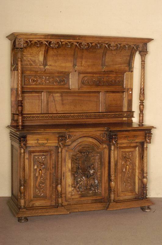 Prunkaufsatzschrank, Belgien, um 1870, Nußbaum massiv und furniert, Unterteil dreitÜrig mit aufwendig geschnitzten Inlets, MitteltÜr als Motiv, ...