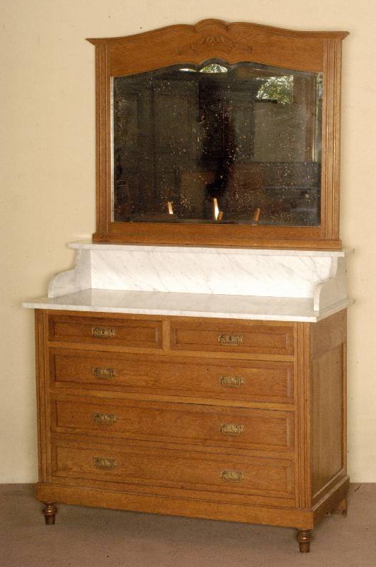 Waschkommode, deutsch, um 1910, Eiche massiv , 5-schÜbiges MÖbel, LÄngesnutenprofil, Mittelteil weiße Marmorplattenkonstruktion, Abschluß als ...