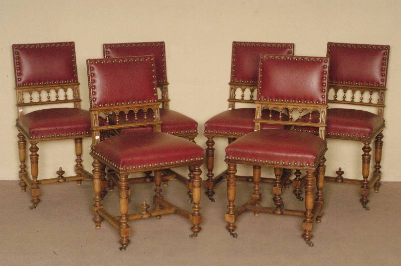 Satz von 6 StÜhlen, Frankreich, um 1870, Nußbaum massiv, hervorragende Drechselarbeit aus dem Vollholz, SÄulen durch Quertraversen miteinander ...