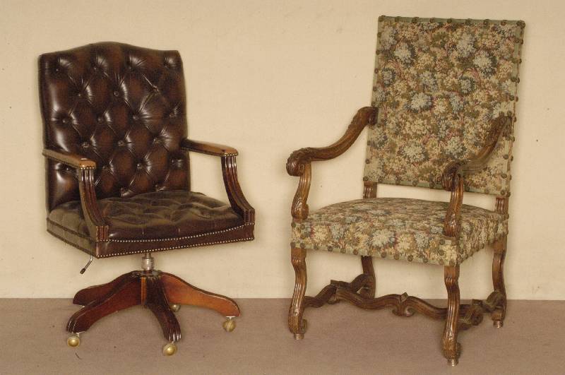 Rollarmlehnstuhl, England, Chesterfield, braunes Leder, von guter QualitÄt, RÜcken und SitzflÄche genoppt, fÜnf Auslegerbeine (wohl Mahagoni) ...