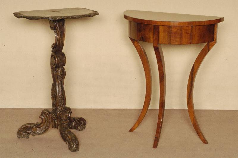 Kleiner Beistelltisch, Frankreich, um 1860, Kastanie massiv, ein SÄulenfuß segmentartig gegliedert, krÄftig beschnitzt mit Kerben und ...