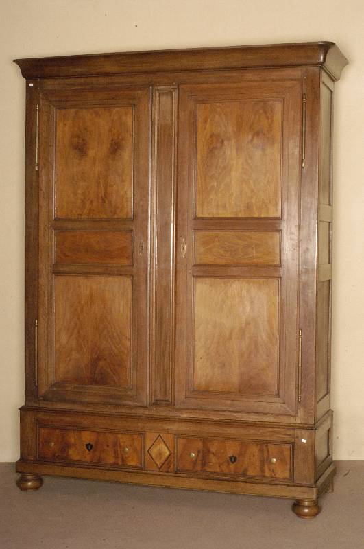 Schrank, deutsch, um 1830, Biedermeier, Eiche und Nußbaum massiv, zweitÜriger Korpus, TÜrinlets dreifach gegliedert, Rahmenkonstruktion, ...