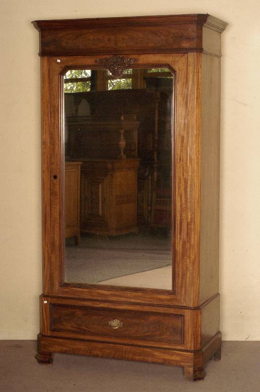 WÄsche- oder Kleiderschrank, deutsch, um 1880, Nußbaum massiv und furniert, eintÜriges MÖbel mit Spiegelglas, aufwendige florale ...