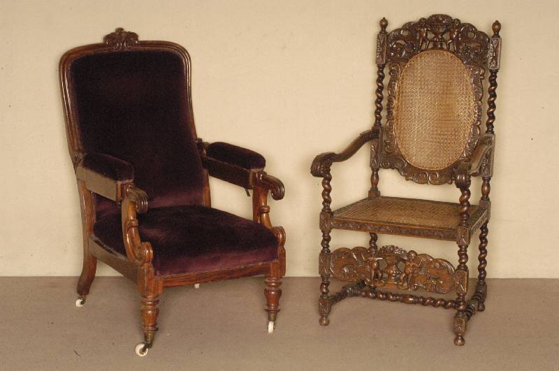 Stuhlsessel, deutsch, um 1880, prunkvoll, Eiche massiv, reiche Schnitzerei aus dem Vollholz, florales Motiv und Engelsgestalten, gedrechselte ...
