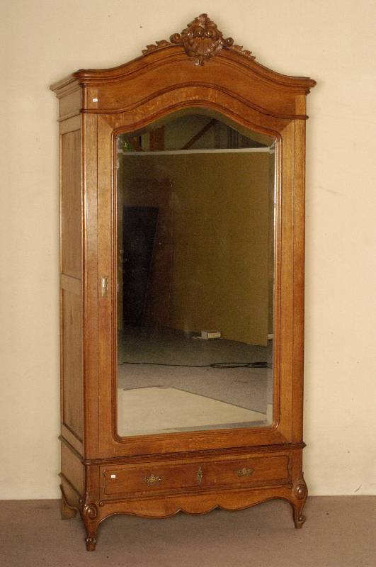 Schrank, deutsch, um 1890, Eiche massiv, mittelbraun gebeizt, eintÜriges MÖbel als SpiegeltÜr, Kopfteil geschwungene AusfÜhrung, mit ...