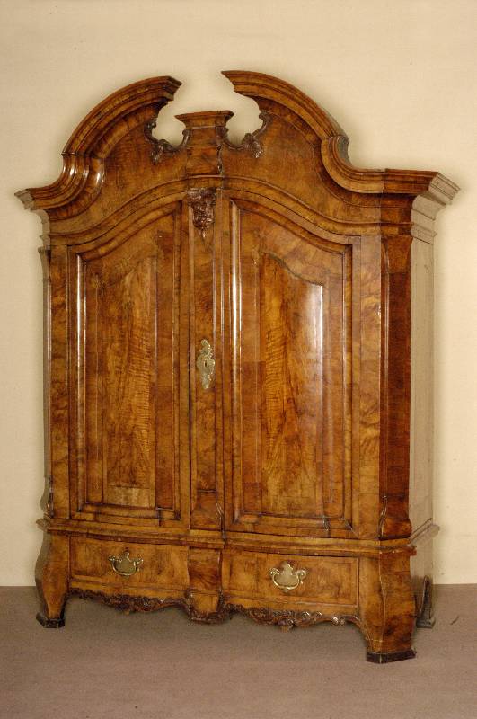 Prunk- bzw. Dielenschrank, Schleswig-Holstein, um 1720, Korpus Eiche massiv (!), auf Rahmen gearbeitet, in sich doppelt geschweifte FÜllungen, ...