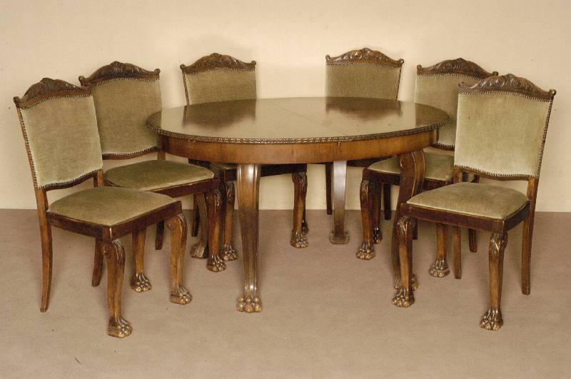 Spiesezimmertisch mit 6 StÜhlen, deutsch, um 1910, Barockstil mit Jugendstileinschlag, Nußbaum massiv, Nußbaumfurnier, dieses gespiegelt ...