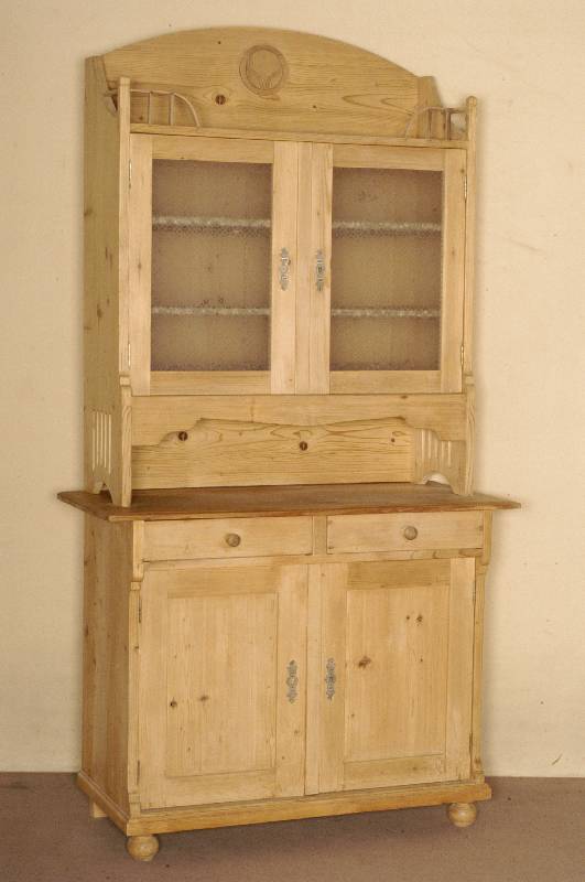 KÜchenaufsatzschrank, deutsch, Unterteil um 1870/80, Oberteil um 1900/05, Zierbelkiefer und Kiefer, Oberteil reiner Jugendstil mit Galerie, ...