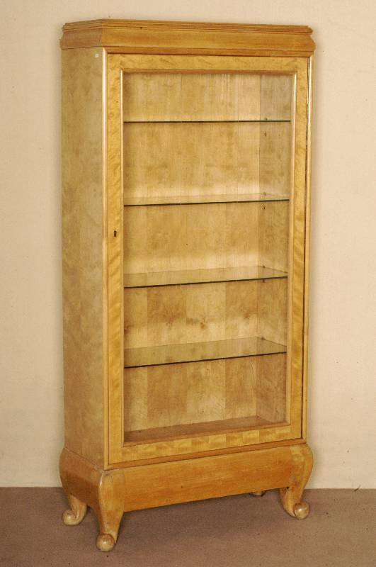 Vitrine, deutsch, um 1925/27, Korpus Weichholz und Buche massiv, Ahorn massiv, Ahornfurnier, z.T. gespiegelt verlegt, auf Rahmen gearbeitet, ...