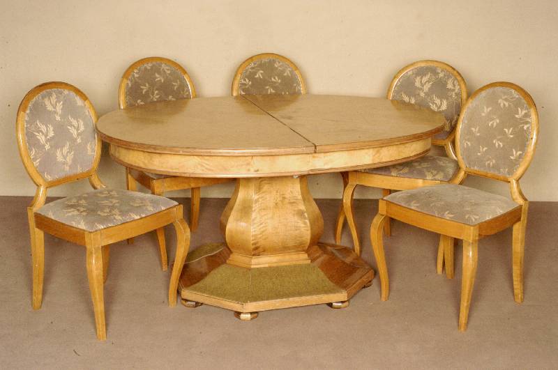 Ausziehtisch mit 5 StÜhlen, deutsch, um 1925/27, im Barockstil, Korpus Weichholz und Buche massiv, Ahorn massiv, Ahornfurnier, z.T. grÄtenartig ...