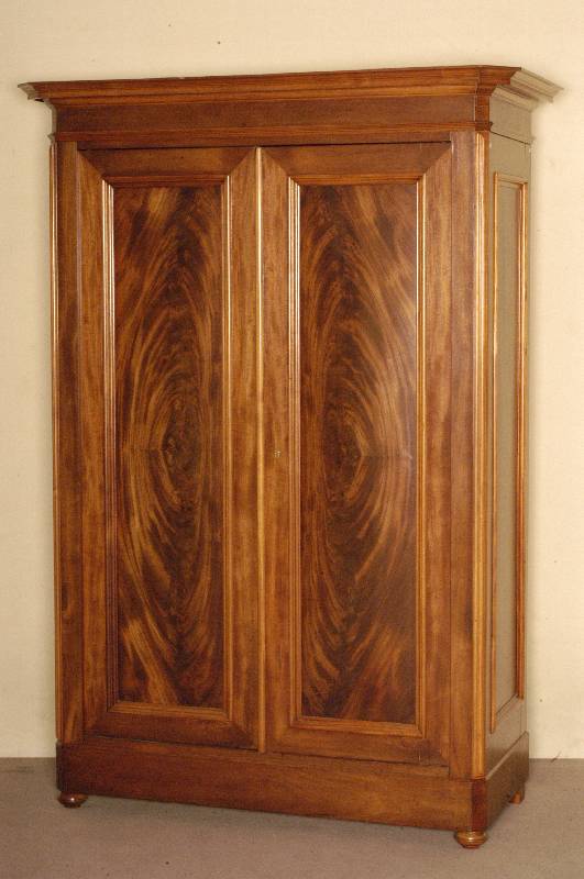 Schrank, deutsch, um 1840/50, SpÄtbiedermeier, Korpus Weichholz, Mahagonifurnier, FÜllungen mit gespiegeltem Pyramidenmahagonifurnier, ...