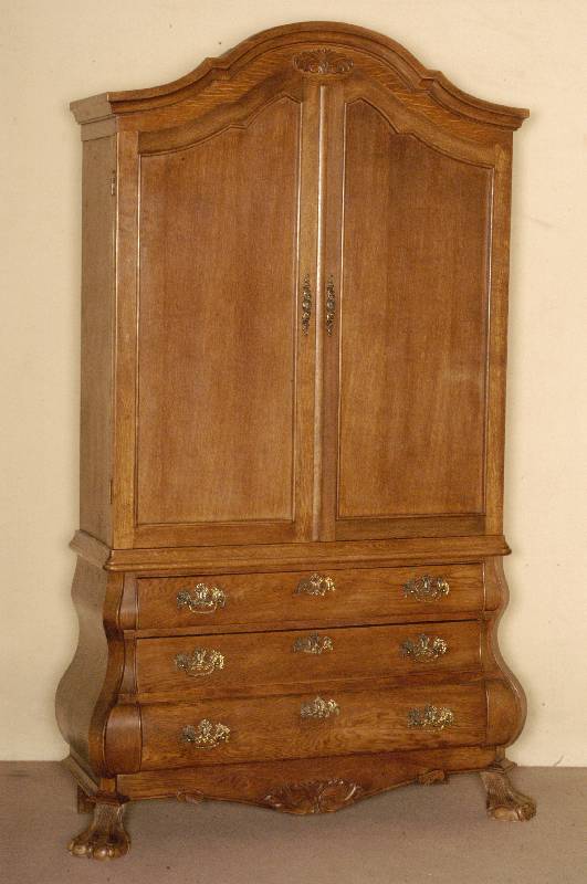 Kabinettschrank, Holland, um 1960, Eiche massiv, z. T. furniert, auf TatzenfÜßen, geschweifte Fußleiste mit aufgesetzten Schnitzereien, ...