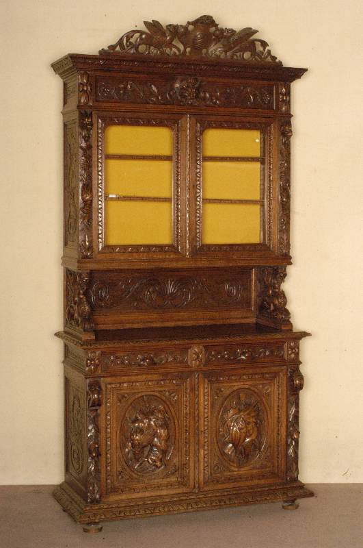 Aufsatzbuffet, Frankreich, um 1870, Eiche massiv, aus dem Vollholz geschnitzte Tiere und BlÜten, mit Jagd- und floralen Motiven, Leiste mit ...