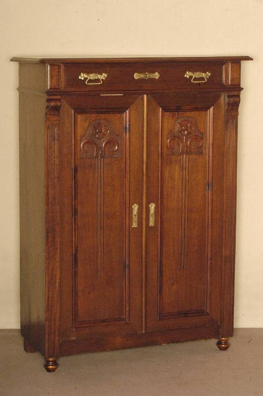 Vertiko, deutsch, um 1895, Jugendstil, Korpus Weichholz, Nußbaumfurnier, auf KugelfÜßen, Lisenen gerieft, in Veluten auslaufend, Inlets mit ...