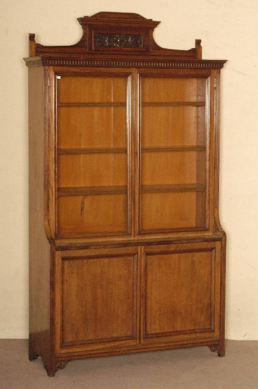 BÜcherschrank, England, um 1900, Jugendstil, Mahagoni massiv, Unterteil mit 2 TÜren, diese mit massiven FÜllungen, Oberteil zurÜcklaufend, mit ...