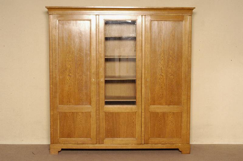 Mehrzweckschrank, deutsch, um 1910, Korpus Weichholz, Eiche massiv bzw. Eichefurnier, dreitÜrig, MitteltÜr z.T. verglast, geeignet als BÜcher- ...