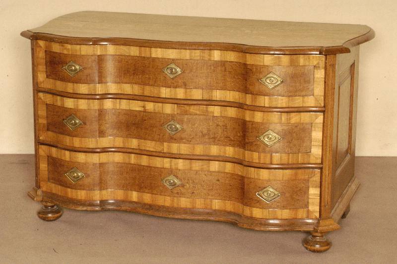 Barockkommode, deutsch/wohl Braunschweig, um 1780, Korpus Weichholz, Eiche- und Nußbaumfurnier, vorne auf KugelfÜßen, hintere FÜße sekundÄr, ...