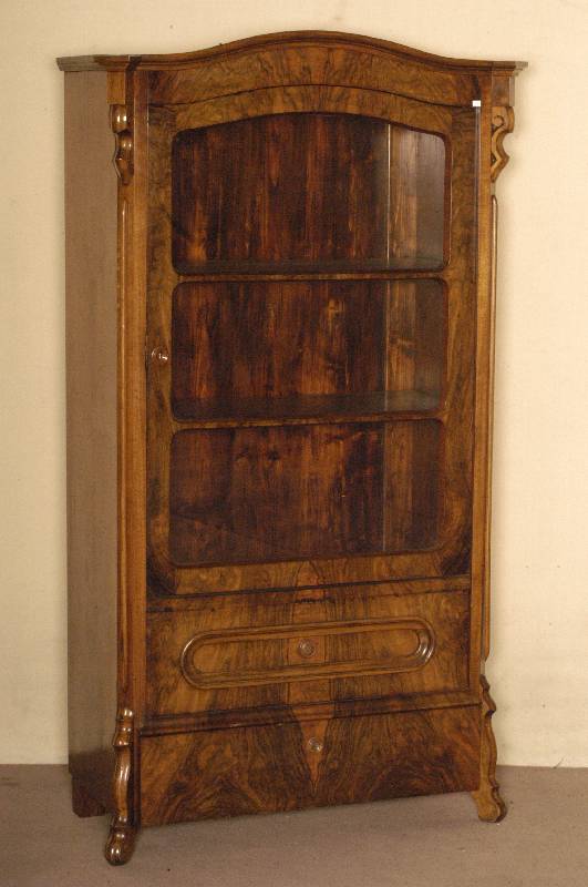 Glasschrank, deutsch, um 1860, Korpus Weichholz, Nußbaum- bzw. Wurzelnußfurnier, abgeschrÄgte Ecken mit aufgesetzten halbrunden Leisten, in ...