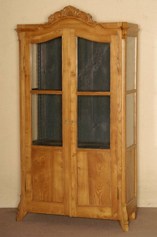Vitrine, deutsch, um 1860, Louis-Phillippe, Korpus Weichholz, helles Eschefurnier, z.T. massiv, gebogene FÜße, Front 3/4 verglast, Lisenen ...