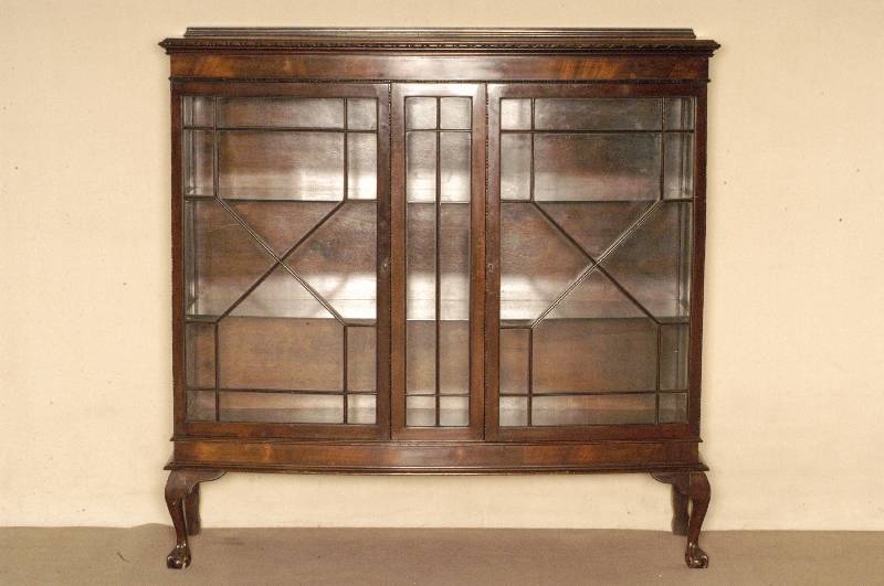 Vitrine, England, um 1920/25, Sheratonstil, Korpus Mahagoni und Weichholz, Mahagonifurnier , KlauenfÜße, Leisten z.T. mit Perlstabschnitzerei, ...