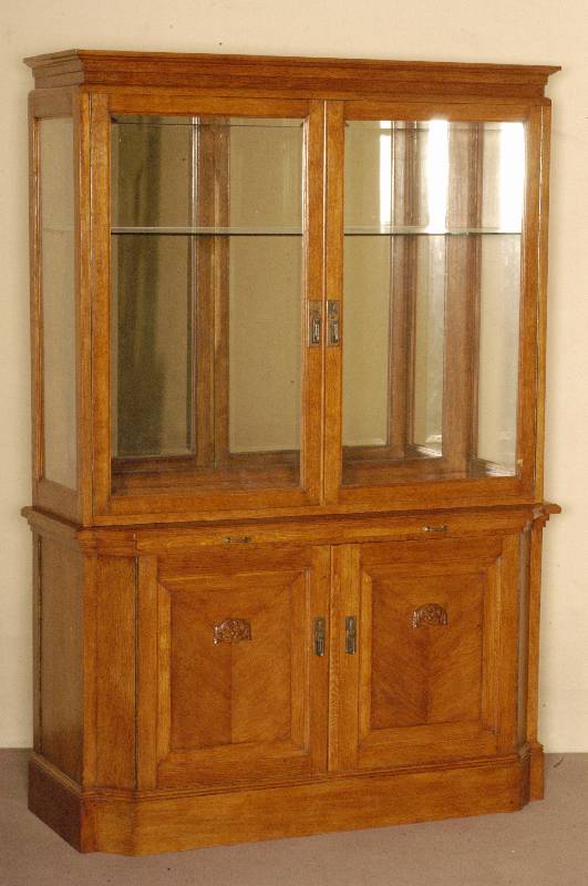 Sammlervitrine, deutsch, um 1910, Design-Entwurf, Korpus Weichholz, Eiche massiv, Eichefurnier, Unterteil 2-tÜrig, mit leichter Flachschnitzerei, ...