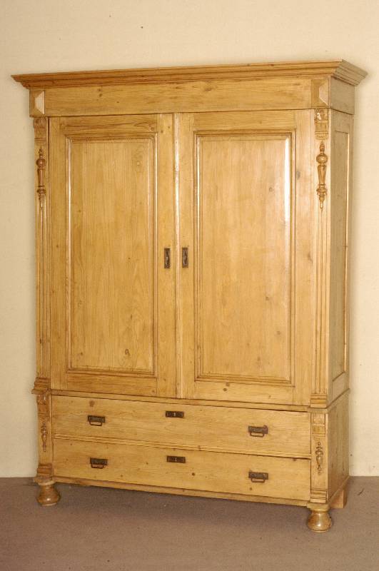 Kabinettschrank, deutsch, um 1880, Weichholz massiv, auf KugelfÜßen, unterer Bereich mit 2 Schubladen, Lisenen kanneliert, in Veluten auslaufend, ...