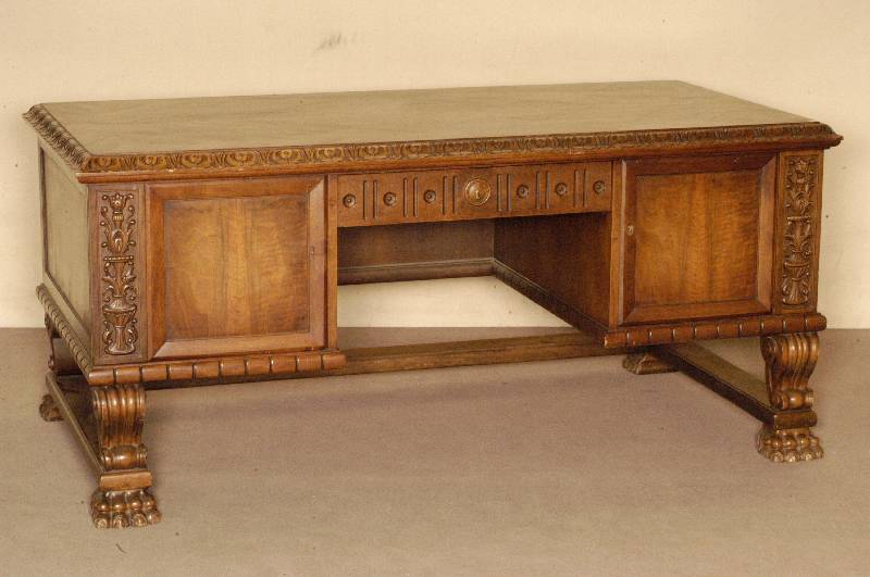 Schreibtisch, deutsch, um 1910, Neo -Renaissacestil, Nußbaum massiv, Nußbaumfurnier, z.T. Weichholz, TatzenfÜße aus dem Vollholz geschnitzt, ...