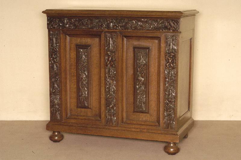 Kissenschrank, Holland, um 1800, Eiche massiv, aufgelegte Schnitzereien, Blumen und FrÜchte, zum Teil vollplastisch, Kissen mit ...
