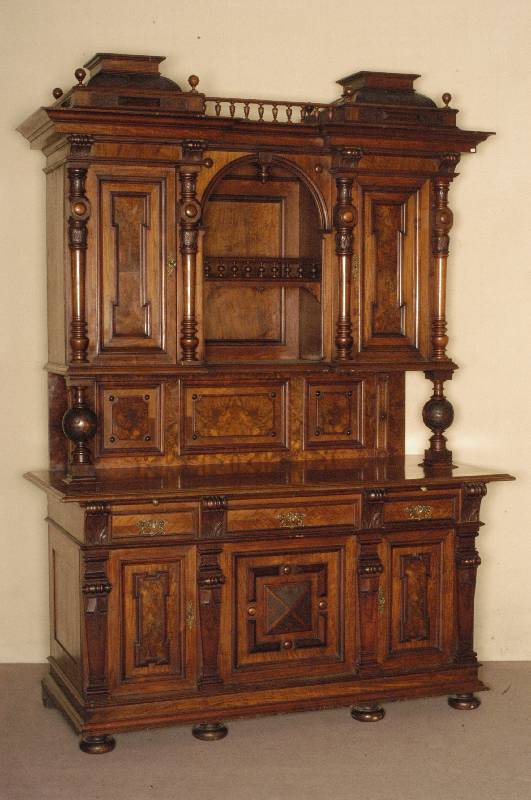Aufsatzbuffet, deutsch/wohl Berlin, um 1870, Korpus Weichholz, Nußbaumfurnier, z. T. Wurzelfurnier gespiegelt, Unterteil auf KugelfÜßen, ...