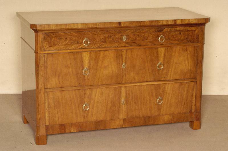 Kommode, deutsch/wohl Pfalz, um 1820, Korpus Weichholz, Nußbaumfurnier, z.T. mit SÄgefurnier, 3-schÜbig, Platte mit ausgesuchtem ...