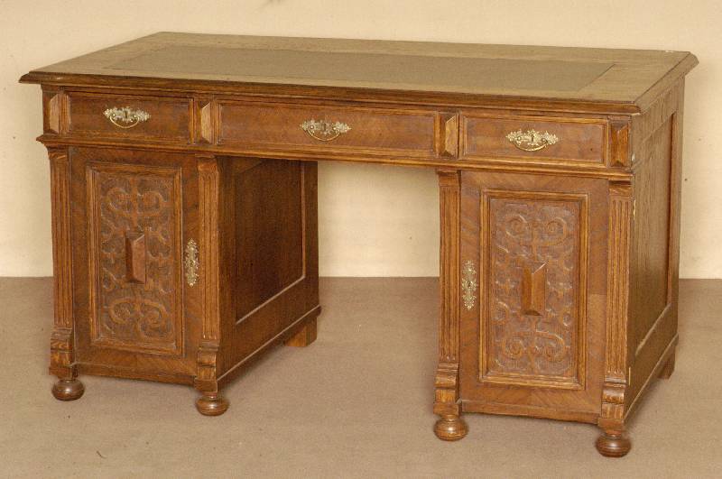 Schreibtisch, deutsch, um 1880/90, Korpus Weichholz/Hartholz, Eichefurnier, z.T. gespiegelt verlegt, zum großen Teil auf Rahmen gearbeitet, ...