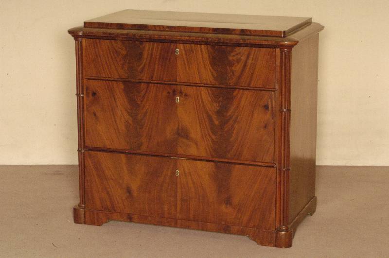 Kommode, deutsch, um 1840, Korpus Weichholz, Mahagoni massiv, auf KugelfÜßen, Lisenen kanneliert, in Veluten auslaufend, 3-schÜbig, neu ...