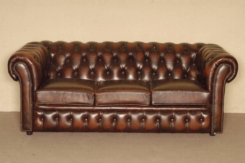3-sitzer Sofa, nach englischem Vorbild von 1860/70, rotbraunes Leder von bester QualitÄt, Nagelverzierung, RÜcken und Seiten geheftet und ...